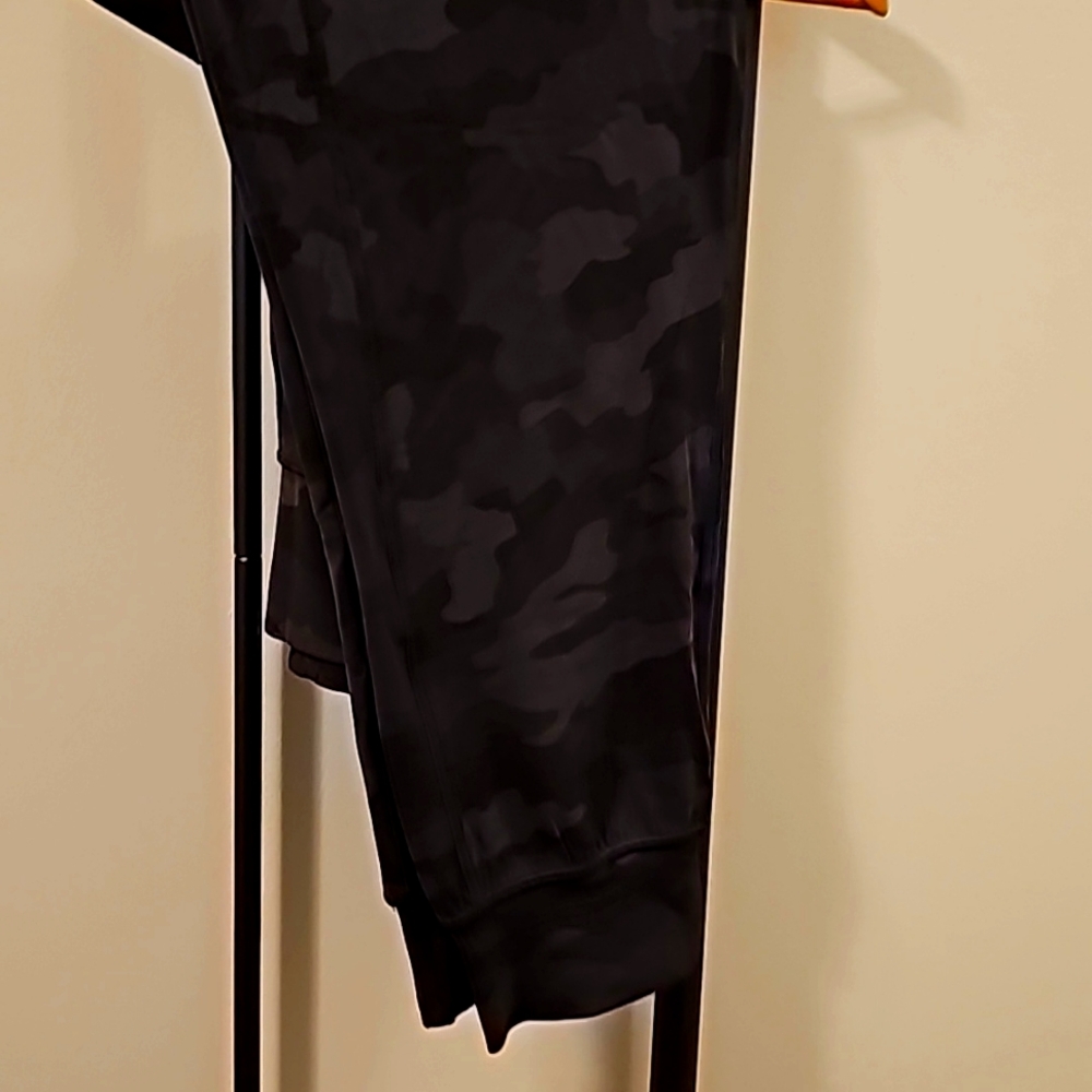 Lululemon cropped black camo pants. Size 6